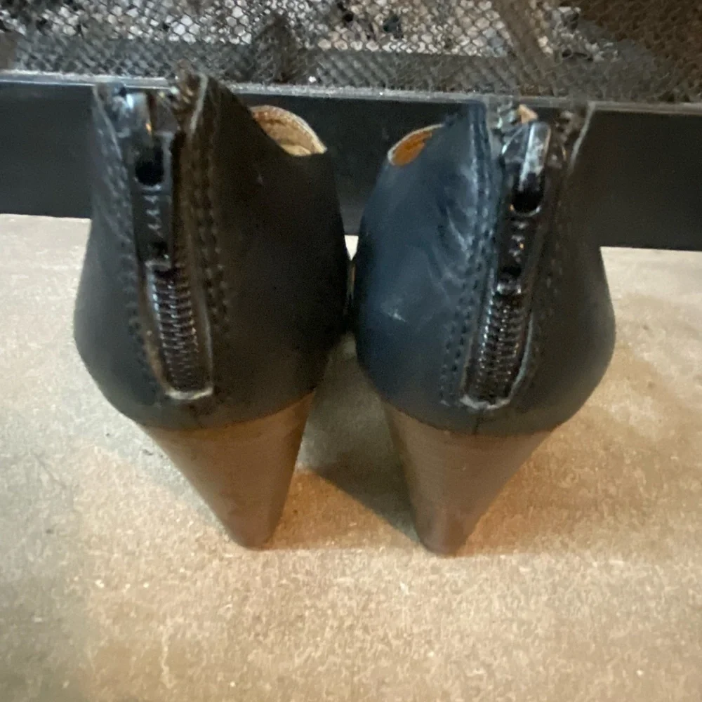 Clarks Chic Black  Leather Women's Cutout Heels memory foam size 8 - Picture 7 of 10